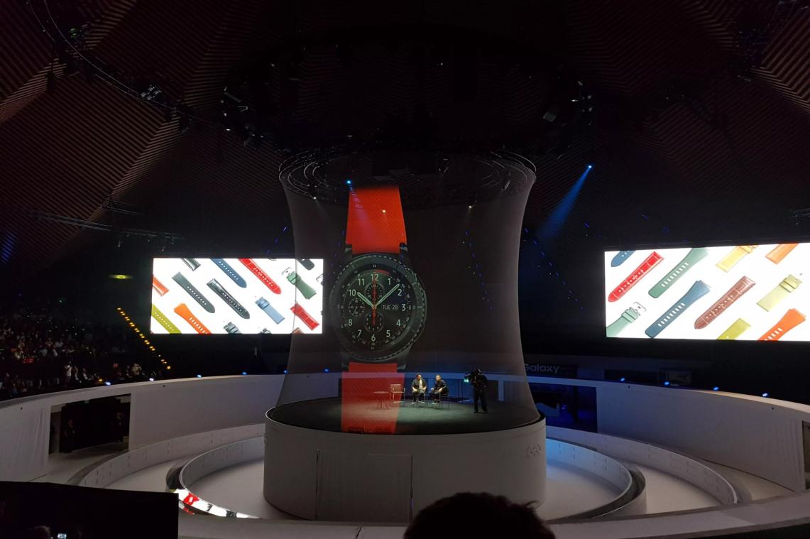 Holografisk produktpresentation projicerad på ett nät vid ett evenemang